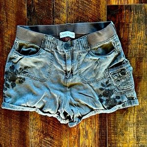 Olive green, lightweight, embroidered shorts. Size CS6, Knox rose